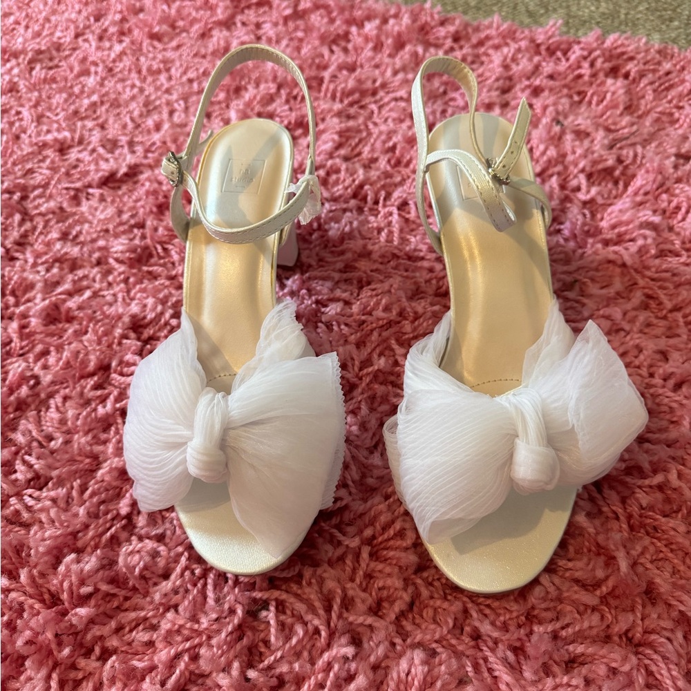 New in Box! Women’s White Bow Front Slingback Heels